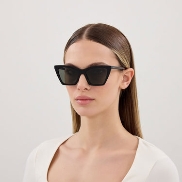 Alexander McQueen Occhiali da Sole AM0536S 001 Nero Grigio Donna 4