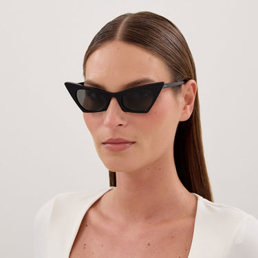 Alexander McQueen Occhiali da Sole AM0557S 001 Nero Grigio Donna 4