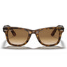 Ray-Ban Lunettes de Soleil RB4340 710/51 Wayfarer Ease Havana/Brun Clair Unisexe